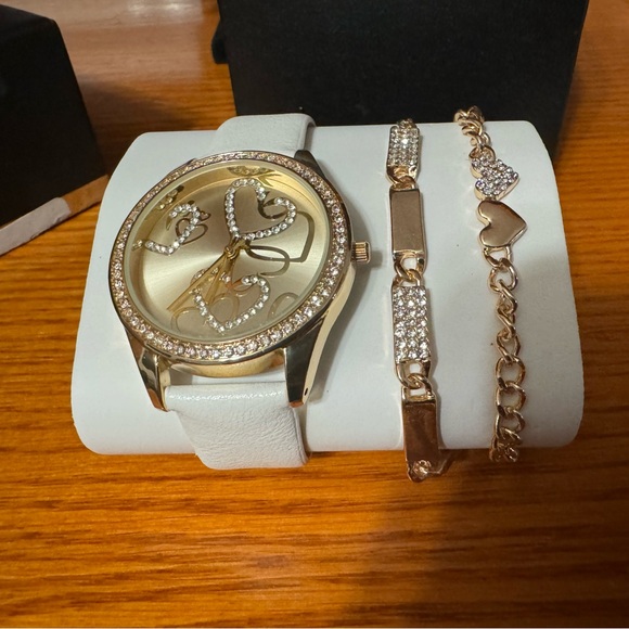 NWT Macy’s Watch Set with Matching Bracelets - Picture 2 of 5